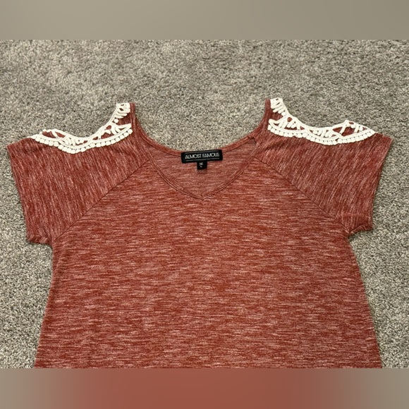 Almost Famous Red/Orange Heather Open Shoulder Hi-Lo Top - Picture 5 of 8